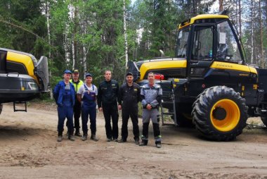 Сотрудники ООО "Зенит" и Ponsse на приемке техники